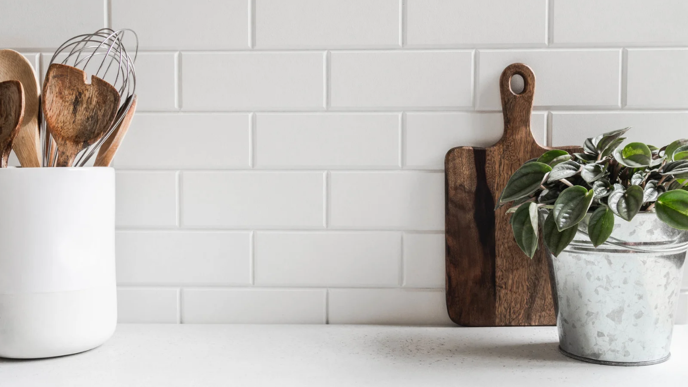 Navigating the Emotional Landscape of Moving in with a Roommate: A Woman’s Perspective